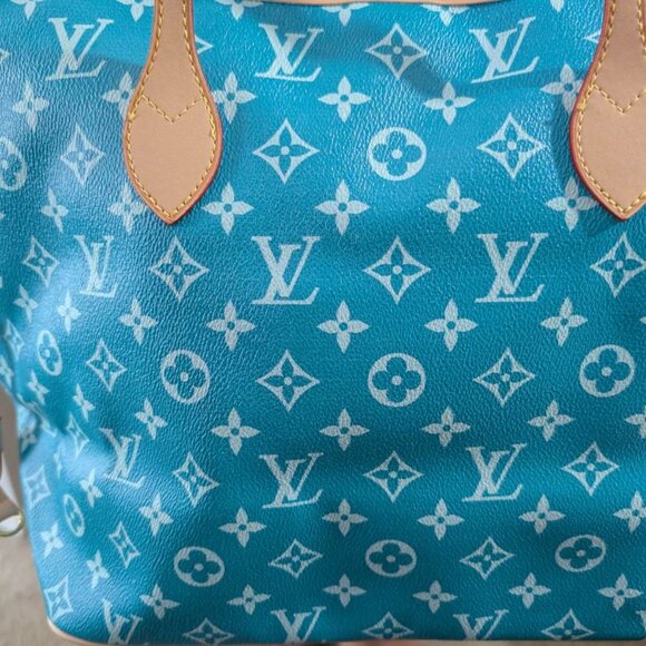 EXTRA-LARGE FASHION Tote in a Gorgeous Ocean BLUE & Comes with POUCH! - Picture 5 of 7